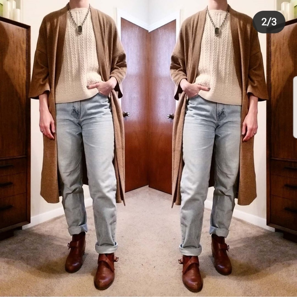 Perfectly distressed vintage old navy mom jeans